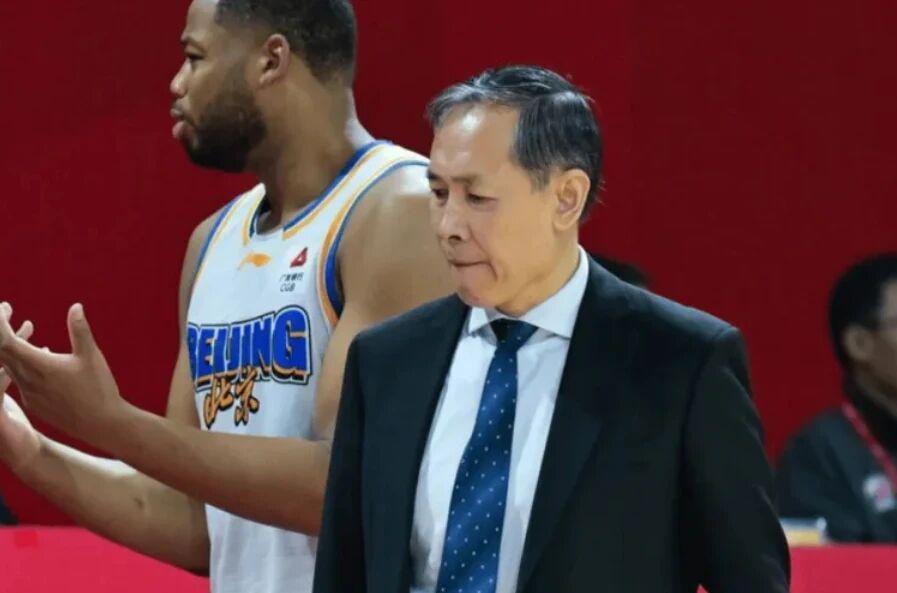 许利民发布会暴怒11分钟 称有球员耍大牌、打球吊儿郎当 意有所指